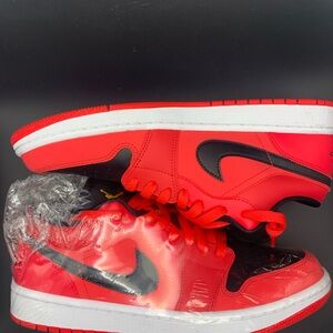Jordan 1 low “siren red” 11.5 Womens